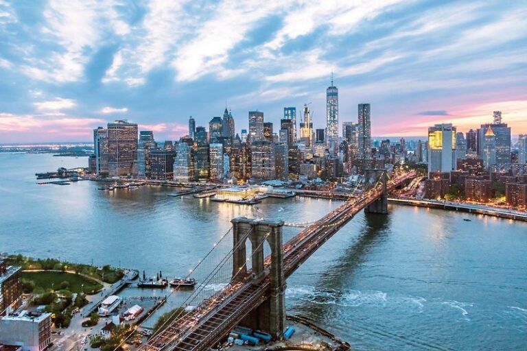 Blick auf die Brooklyn Bridge und die beeindruckenden Wolkenkratzer von Lower Manhattan in New York City.